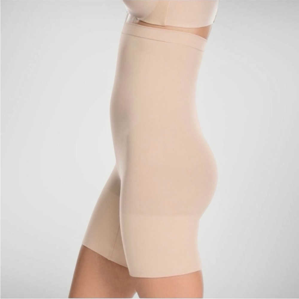 NWOT SPANX Higher Power Short - Picture 3 of 15
